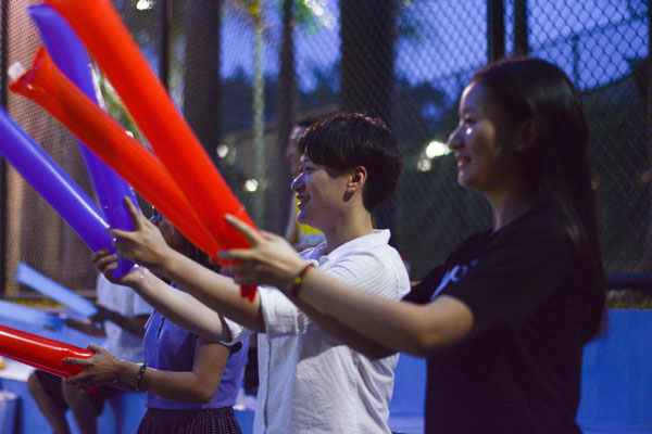 圖4 啦啦隊熱情歡呼與吶喊