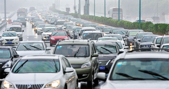 圖2 網(wǎng)絡(luò)圖片：城市高峰期堵車嚴(yán)重