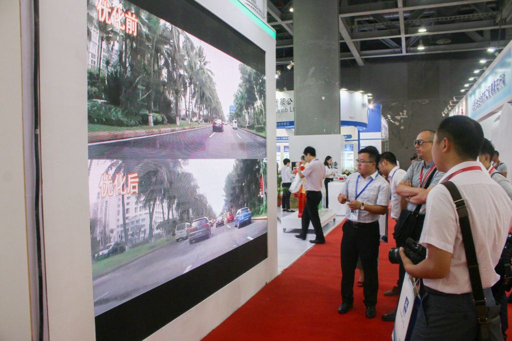 圖3參觀者駐足LED大屏前觀看項目案例