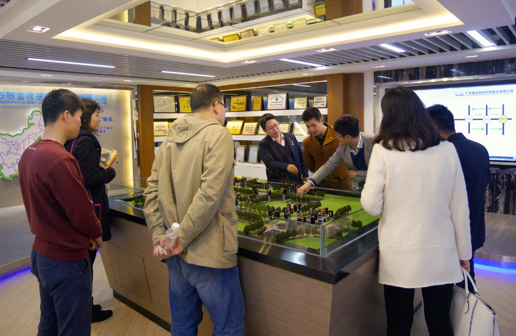 圖3 陳寧寧博士為青科協(xié)代表團(tuán)講解交通信號(hào)控制優(yōu)化