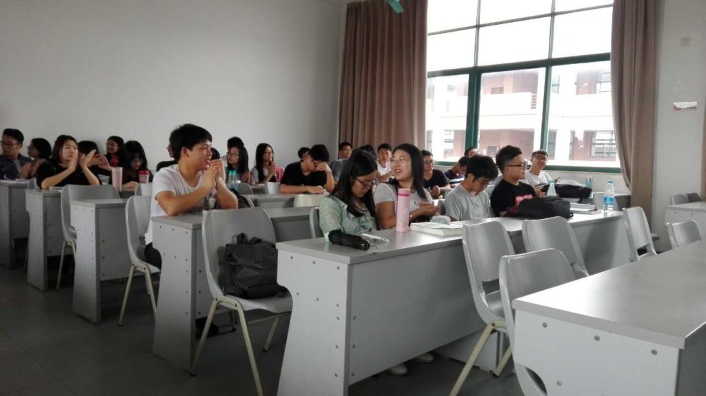 圖1 同學(xué)們開展頭腦風(fēng)暴現(xiàn)場(chǎng)