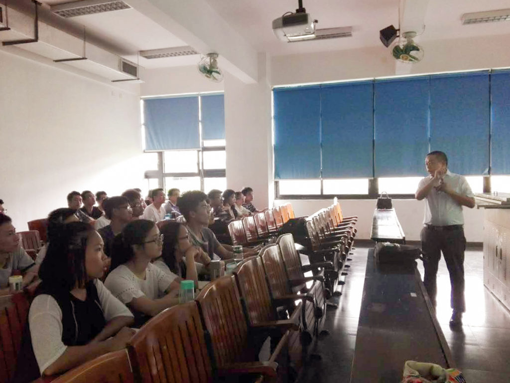 圖1 鄒主管介紹公司情況及互動(dòng)現(xiàn)場(chǎng)