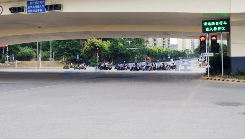 圖4 誘導(dǎo)屏引導(dǎo)非機(jī)動(dòng)車進(jìn)入待行區(qū)