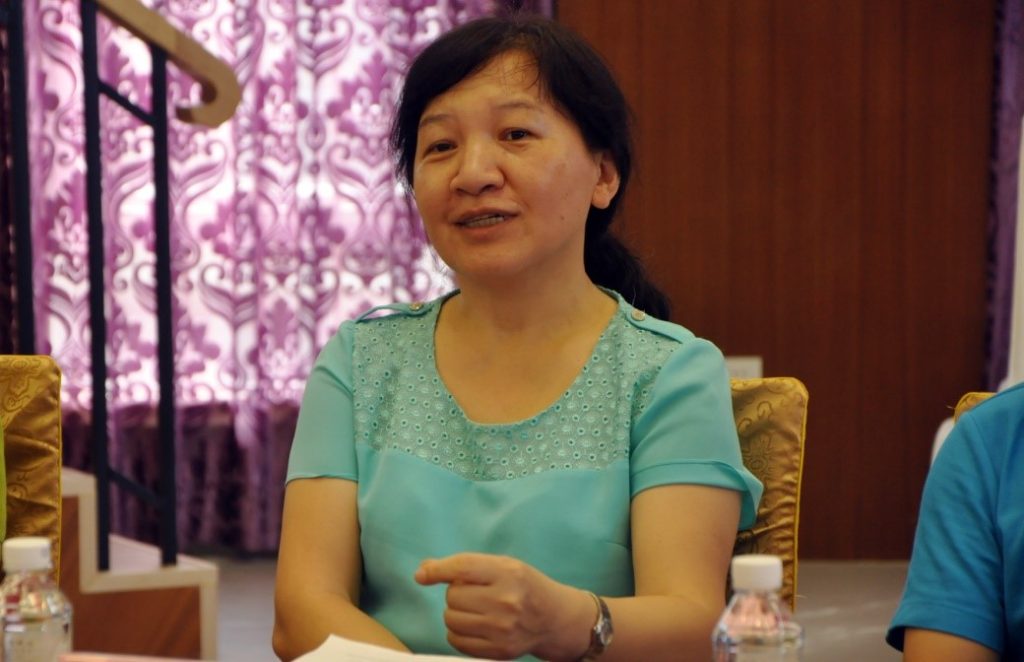 圖2 中山大學(xué)深圳校區(qū)管委會(huì)副主任程月華老師介紹基地申報(bào)情況