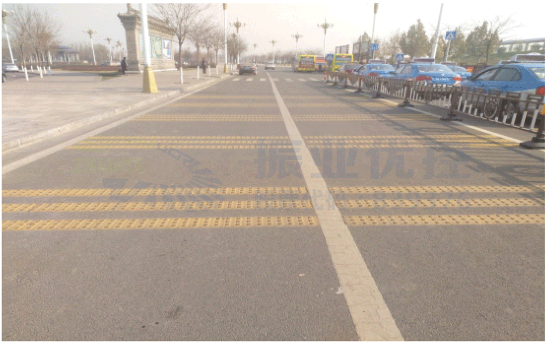 圖8 人行橫道前設(shè)置震蕩標(biāo)線