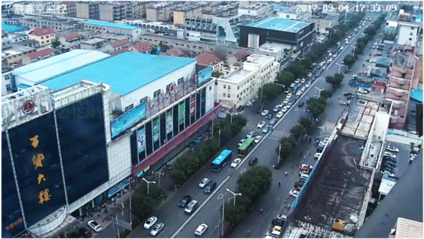 圖12 排隊(duì)長度約300米，平均需要等2-3次紅燈才能通過路口（優(yōu)化前）