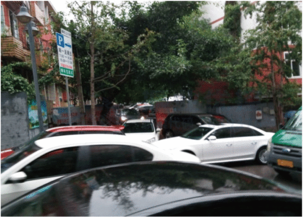 圖6 唐坎上小學停車場出入車輛沖突