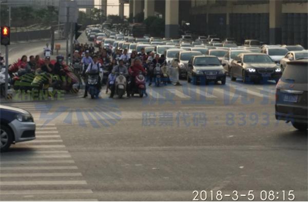 圖3 中華園湖路口優(yōu)化前南進(jìn)口早高峰車輛排隊情況