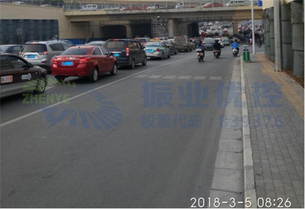 圖4 中華園湖路口優(yōu)化前東進(jìn)口早高峰排隊情況