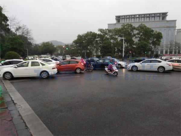 圖2 晚高峰鳳凰橋南側(cè)城南路南往北方向回溢