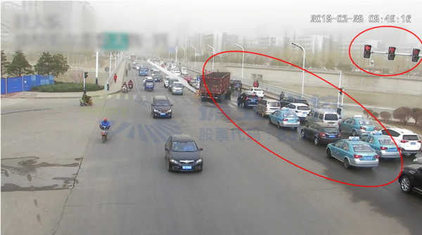 圖3 濱河路-緯三橋早高峰東進(jìn)口車(chē)輛排隊(duì)回溢現(xiàn)象