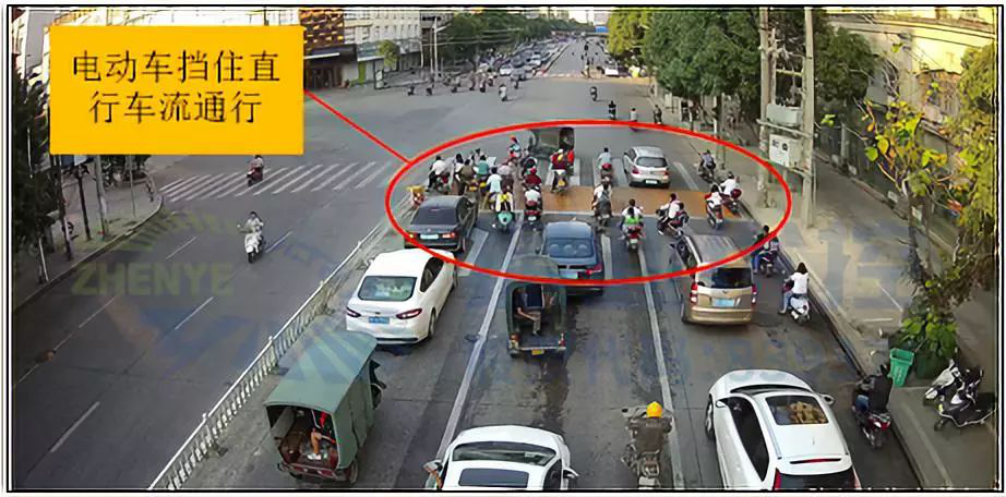 圖5 電動(dòng)車(chē)擋住直行車(chē)流通行