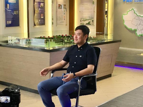 程華鎮(zhèn)先生接受電視臺采訪