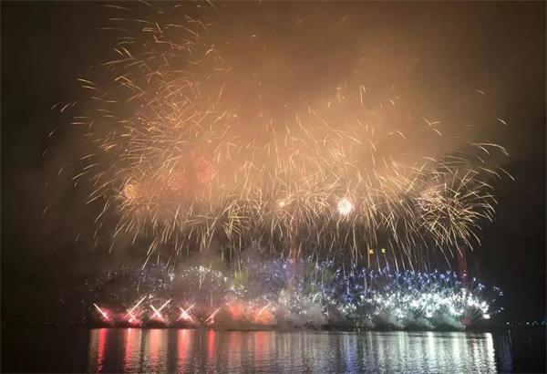 圖4 煙花匯演圓滿(mǎn)結(jié)束（圖片源于網(wǎng)絡(luò)）