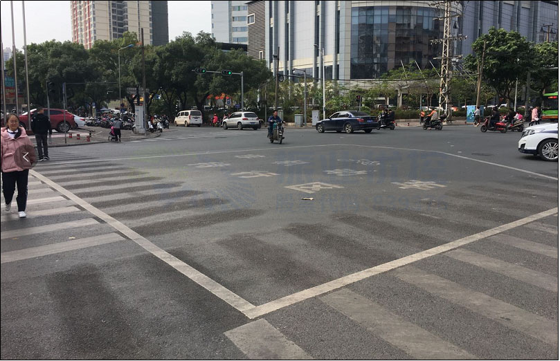 圖5 南進(jìn)口新增非機(jī)動(dòng)車待行區(qū)