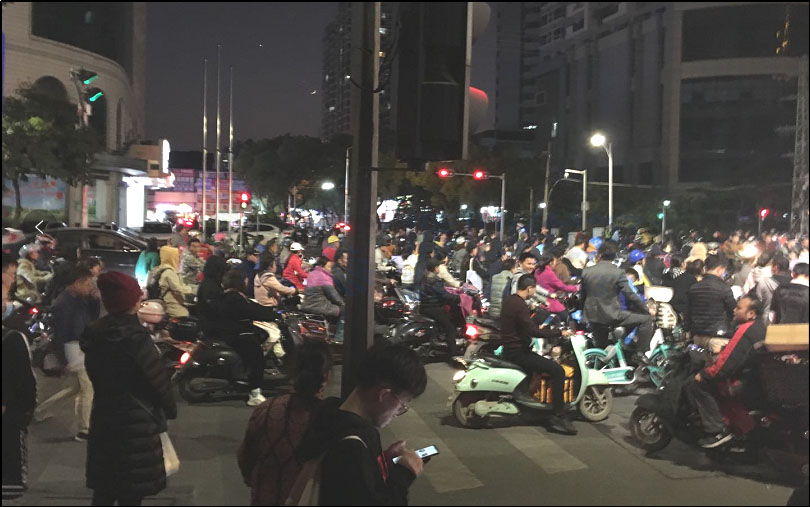 圖3 非機(jī)動(dòng)車道內(nèi)車輛排隊(duì)現(xiàn)象嚴(yán)重