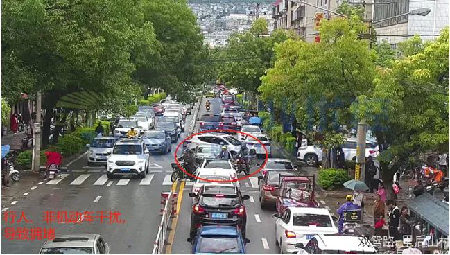 圖7 晚高峰小區(qū)進(jìn)出車流混亂