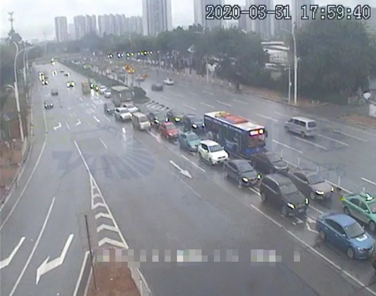 圖3 南進(jìn)口掉頭車輛排隊(duì)長(zhǎng)，阻擋左轉(zhuǎn)車（優(yōu)化前）