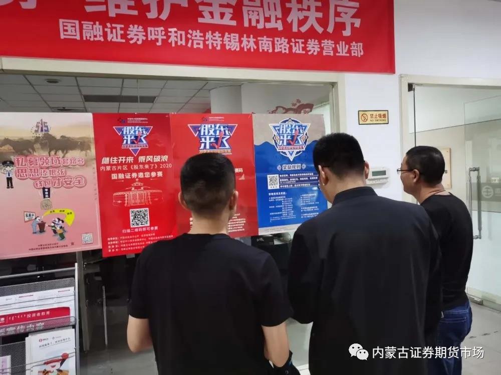 攤位前人頭攢動(dòng)，人氣十足