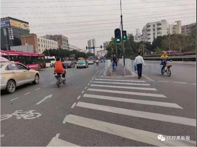 圖5 新增非機(jī)動(dòng)車道及信號(hào)燈