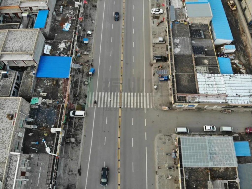 圖6 設(shè)中央護欄，并開人行道開口