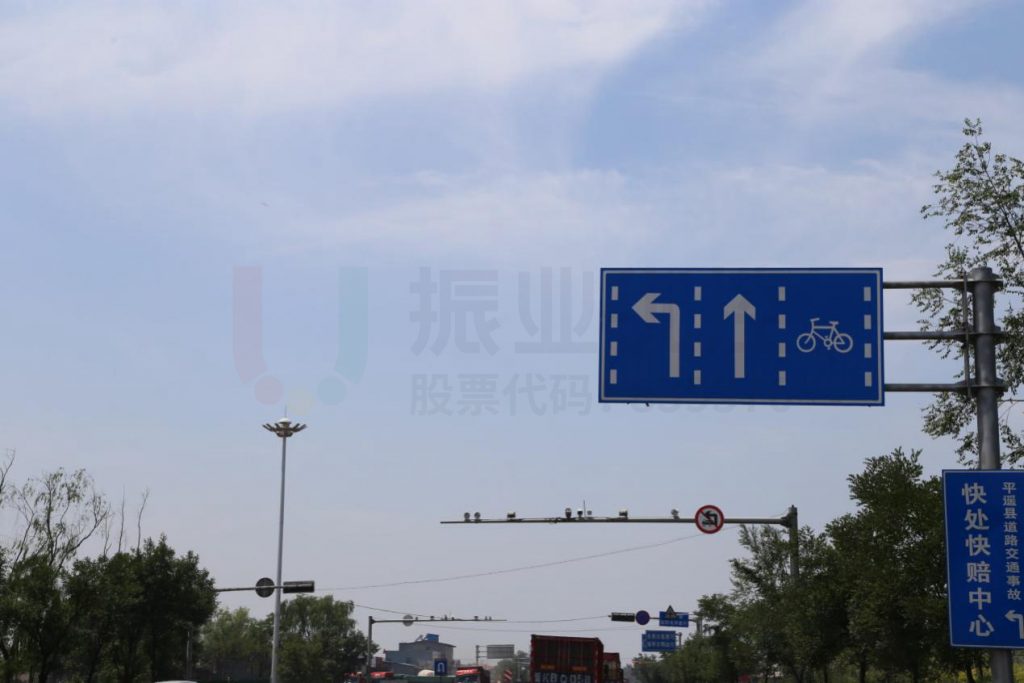 圖12 修建道路兩側(cè)樹枝樹葉，消除標(biāo)志牌遮蔽現(xiàn)象