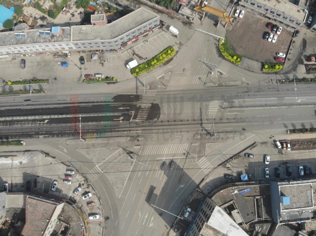 圖3 路口道路標(biāo)線較為模糊 非機(jī)動(dòng)車道不明顯，容易混行