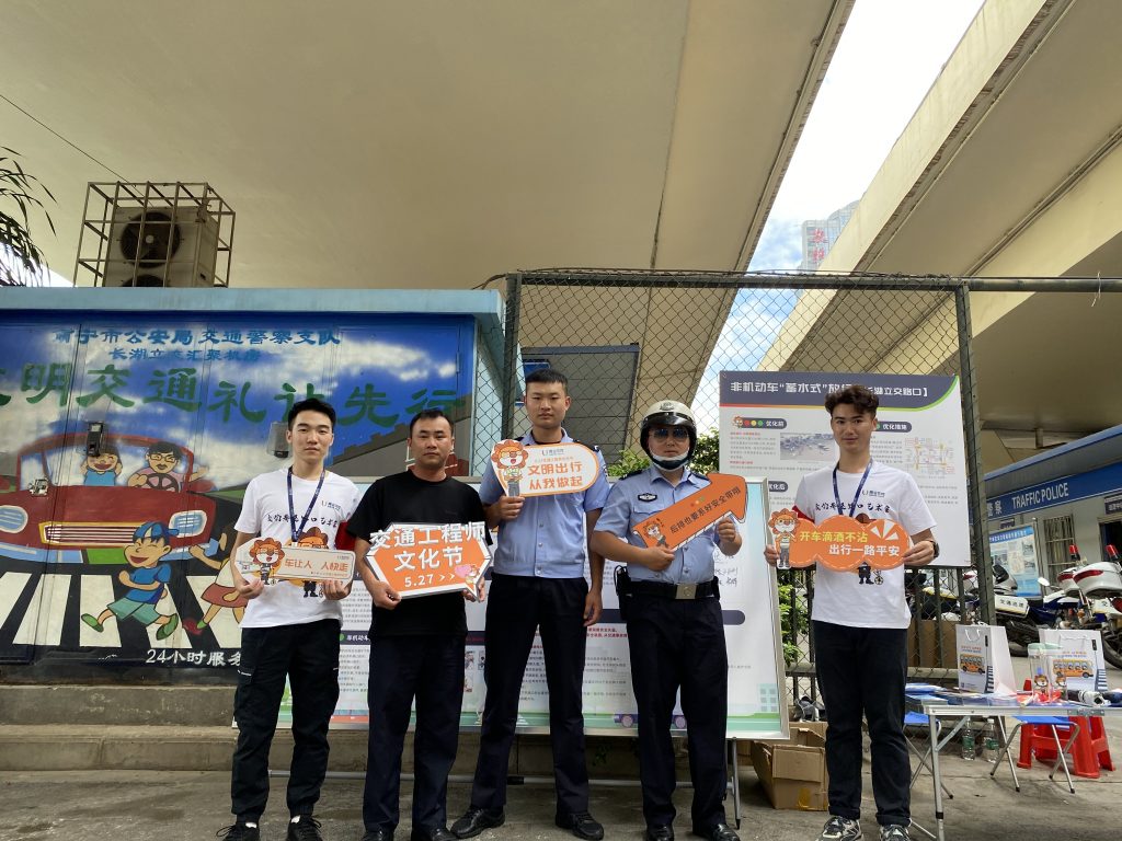 南寧“走進路口”公益活動現(xiàn)場