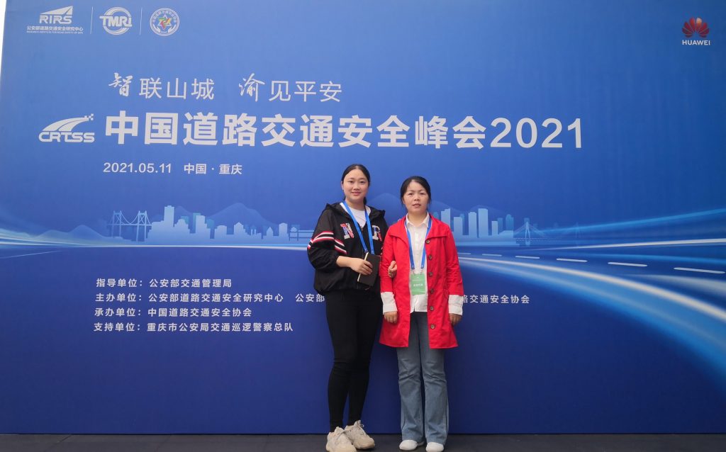 品牌策劃部總監(jiān)修甜甜與市場推廣部銷售經(jīng)理周璇