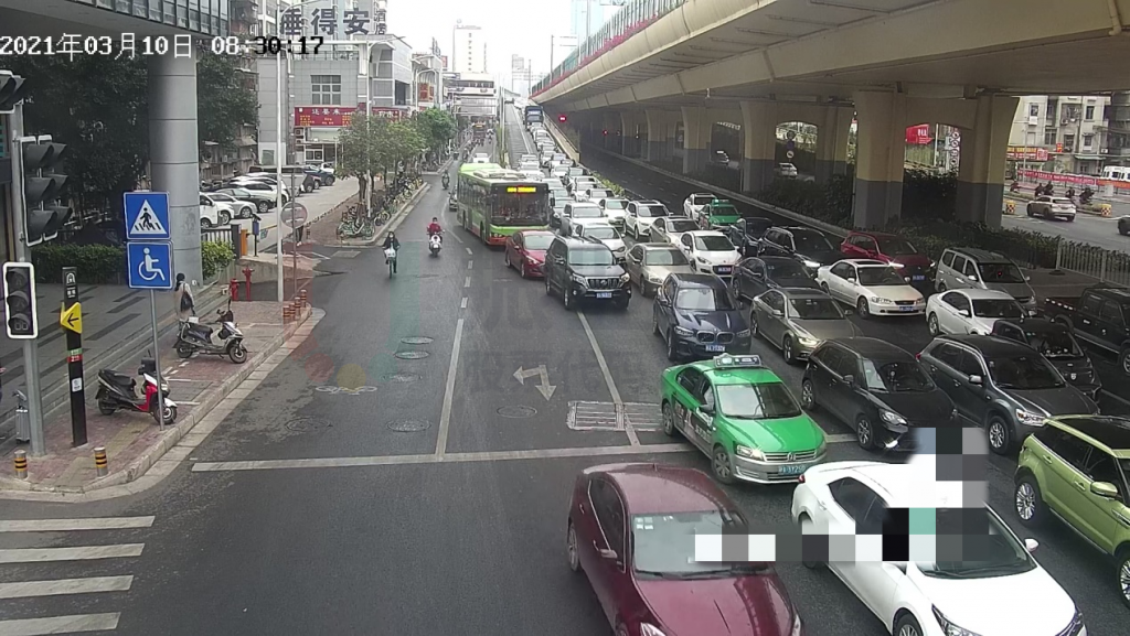 圖3 優(yōu)化前東向西匝道車流溢出情況