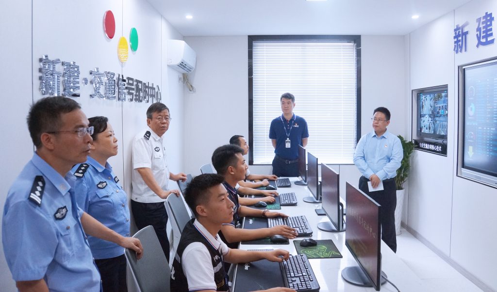 參觀(guān)新建區(qū)智能交通信號(hào)配時(shí)中心