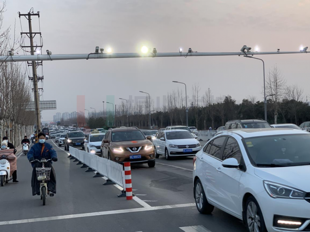 圖2 晚高峰南進(jìn)口流量較大，排隊較長