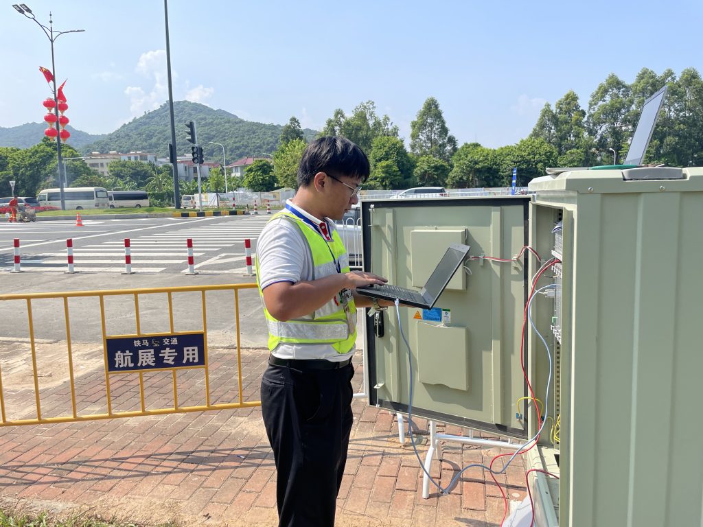 交通攻城獅進(jìn)行路口排查