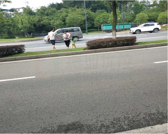 圖6 行人橫穿馬路