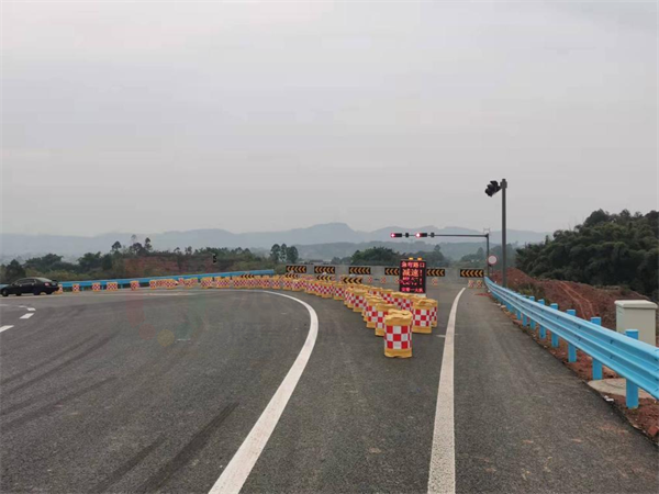 圖9 路口增設(shè)雨霧線形標(biāo)牌和反光防撞桶