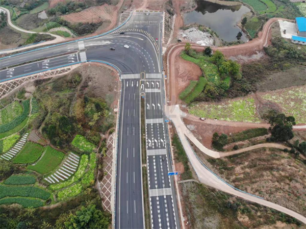 圖8 相交路口增畫縱向減速標(biāo)線